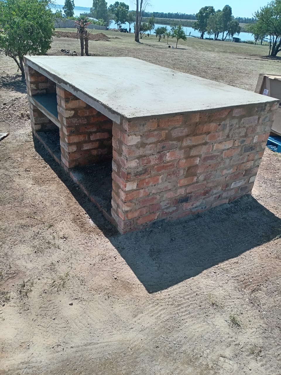 Face-brick structure with concrete slab roof